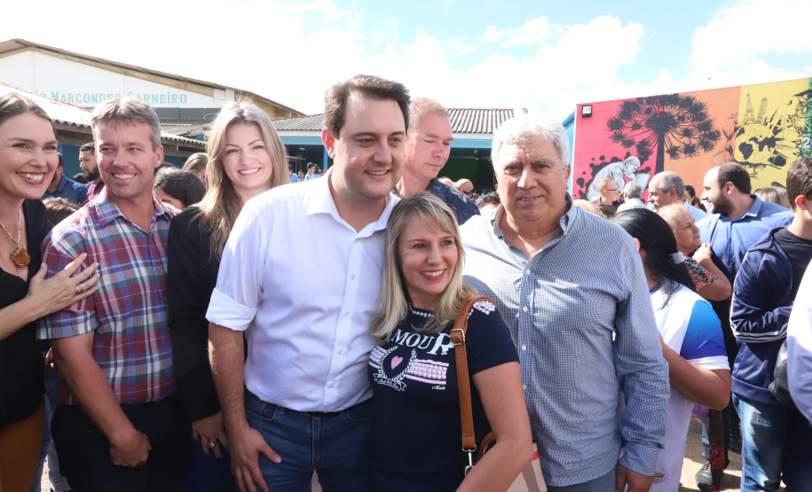 Cerca de oito mil pessoas serão beneficiadas pela obra de pavimentação da Estrada do Socavão, principal distrito de Castro, nos Campos Gerais. Nesta sexta-feira (29), o governador Carlos Massa Ratinho Junior esteve no município e assinou a ordem de serviço para pavimentar um trecho de nove quilômetros da estrada que liga o distrito de Socavão até a região do Pinheirão, em direção à PR-090.  -  Castro, 29/03/2019  -  Foto: Rodrigo Félix Leal/ANPr