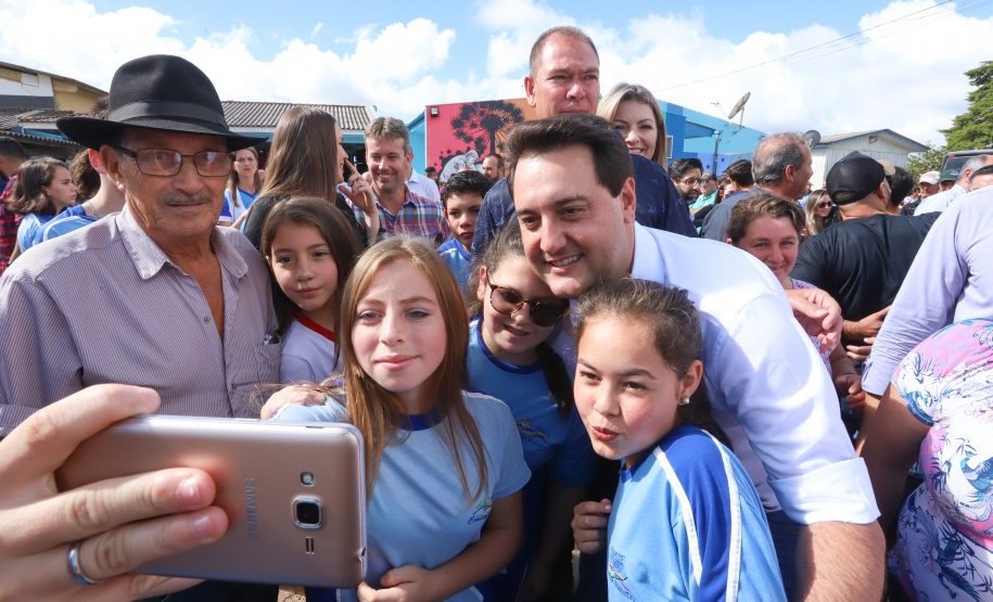 Cerca de oito mil pessoas serão beneficiadas pela obra de pavimentação da Estrada do Socavão, principal distrito de Castro, nos Campos Gerais. Nesta sexta-feira (29), o governador Carlos Massa Ratinho Junior esteve no município e assinou a ordem de serviço para pavimentar um trecho de nove quilômetros da estrada que liga o distrito de Socavão até a região do Pinheirão, em direção à PR-090.  -  Castro, 29/03/2019  -  Foto: Rodrigo Félix Leal/ANPr