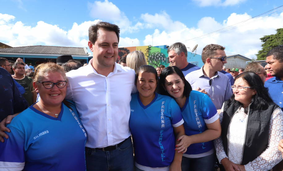 Cerca de oito mil pessoas serão beneficiadas pela obra de pavimentação da Estrada do Socavão, principal distrito de Castro, nos Campos Gerais. Nesta sexta-feira (29), o governador Carlos Massa Ratinho Junior esteve no município e assinou a ordem de serviço para pavimentar um trecho de nove quilômetros da estrada que liga o distrito de Socavão até a região do Pinheirão, em direção à PR-090.  -  Castro, 29/03/2019  -  Foto: Rodrigo Félix Leal/ANPr