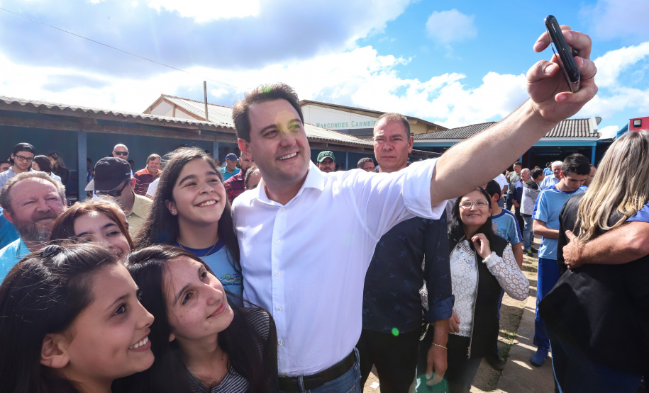 Cerca de oito mil pessoas serão beneficiadas pela obra de pavimentação da Estrada do Socavão, principal distrito de Castro, nos Campos Gerais. Nesta sexta-feira (29), o governador Carlos Massa Ratinho Junior esteve no município e assinou a ordem de serviço para pavimentar um trecho de nove quilômetros da estrada que liga o distrito de Socavão até a região do Pinheirão, em direção à PR-090.  -  Castro, 29/03/2019  -  Foto: Rodrigo Félix Leal/ANPr