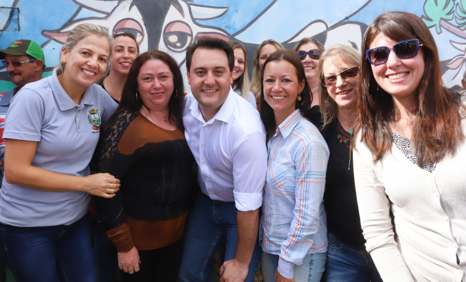 Cerca de oito mil pessoas serão beneficiadas pela obra de pavimentação da Estrada do Socavão, principal distrito de Castro, nos Campos Gerais. Nesta sexta-feira (29), o governador Carlos Massa Ratinho Junior esteve no município e assinou a ordem de serviço para pavimentar um trecho de nove quilômetros da estrada que liga o distrito de Socavão até a região do Pinheirão, em direção à PR-090.  -  Castro, 29/03/2019  -  Foto: Rodrigo Félix Leal/ANPr