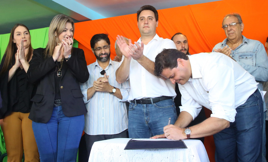 Governador Carlos Massa Ratinho Junior autoriza o início das obras de pavimentação de 9 quilômetros da estrada do Socavão, em Castro. Foto: Jaelson Lucas/ANPr