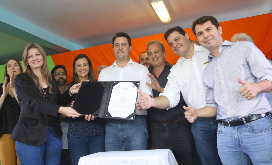 Governador Carlos Massa Ratinho Junior autoriza o início das obras de pavimentação de 9 quilômetros da estrada do Socavão, em Castro. Foto: Jaelson Lucas/ANPr