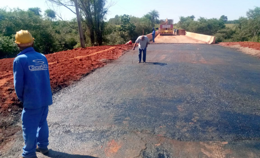 O Departamento de Estradas de Rodagem do Paraná (DER-PR) vai liberar na manhã deste sábado (30) o tráfego sobre a ponte do Rio da Anta, na PR-082. O trecho liga o município de Douradina à Santa Felicidade, distrito de Tapira, no Noroeste do Estado. O local estava totalmente interditado desde 7 de janeiro, quando parte do pavimento da cabeceira da ponte cedeu na altura do km 568 devido às chuvas.  -  Curitiba, 29/03/2019  -  Foto: Divulgação DER