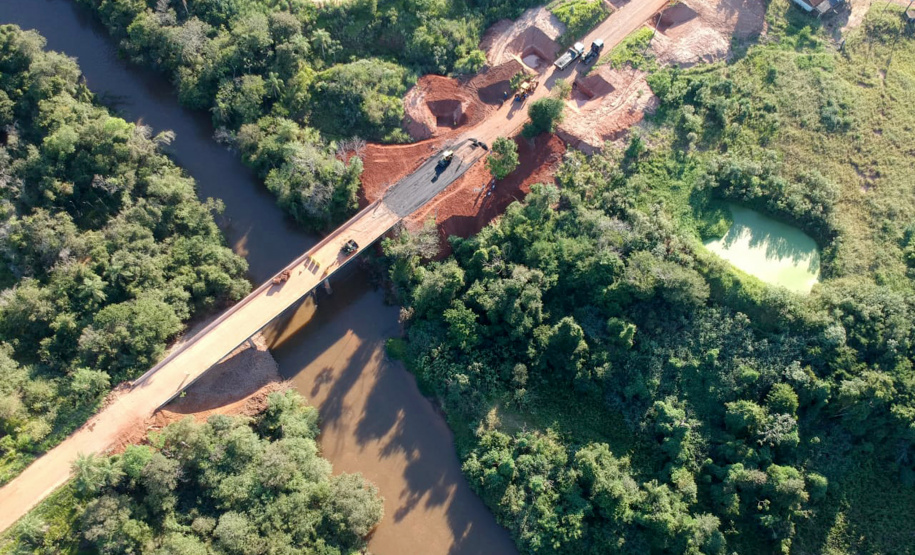 O Departamento de Estradas de Rodagem do Paraná (DER-PR) vai liberar na manhã deste sábado (30) o tráfego sobre a ponte do Rio da Anta, na PR-082. O trecho liga o município de Douradina à Santa Felicidade, distrito de Tapira, no Noroeste do Estado. O local estava totalmente interditado desde 7 de janeiro, quando parte do pavimento da cabeceira da ponte cedeu na altura do km 568 devido às chuvas.  -  Curitiba, 29/03/2019  -  Foto: Divulgação DER