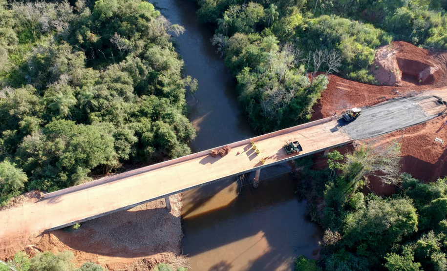 O Departamento de Estradas de Rodagem do Paraná (DER-PR) vai liberar na manhã deste sábado (30) o tráfego sobre a ponte do Rio da Anta, na PR-082. O trecho liga o município de Douradina à Santa Felicidade, distrito de Tapira, no Noroeste do Estado. O local estava totalmente interditado desde 7 de janeiro, quando parte do pavimento da cabeceira da ponte cedeu na altura do km 568 devido às chuvas.  -  Curitiba, 29/03/2019  -  Foto: Divulgação DER