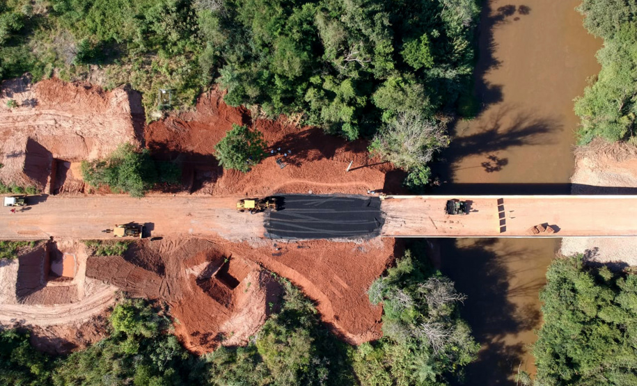 O Departamento de Estradas de Rodagem do Paraná (DER-PR) vai liberar na manhã deste sábado (30) o tráfego sobre a ponte do Rio da Anta, na PR-082. O trecho liga o município de Douradina à Santa Felicidade, distrito de Tapira, no Noroeste do Estado. O local estava totalmente interditado desde 7 de janeiro, quando parte do pavimento da cabeceira da ponte cedeu na altura do km 568 devido às chuvas.  -  Curitiba, 29/03/2019  -  Foto: Divulgação DER
