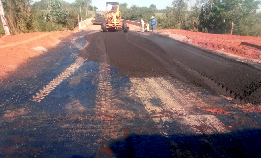 O Departamento de Estradas de Rodagem do Paraná (DER-PR) vai liberar na manhã deste sábado (30) o tráfego sobre a ponte do Rio da Anta, na PR-082. O trecho liga o município de Douradina à Santa Felicidade, distrito de Tapira, no Noroeste do Estado. O local estava totalmente interditado desde 7 de janeiro, quando parte do pavimento da cabeceira da ponte cedeu na altura do km 568 devido às chuvas.  -  Curitiba, 29/03/2019  -  Foto: Divulgação DER