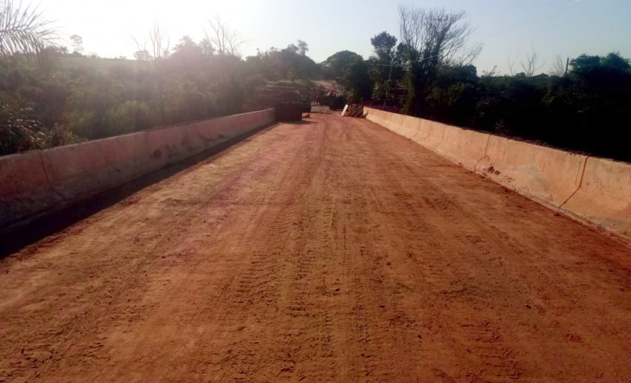 O Departamento de Estradas de Rodagem do Paraná (DER-PR) vai liberar na manhã deste sábado (30) o tráfego sobre a ponte do Rio da Anta, na PR-082. O trecho liga o município de Douradina à Santa Felicidade, distrito de Tapira, no Noroeste do Estado. O local estava totalmente interditado desde 7 de janeiro, quando parte do pavimento da cabeceira da ponte cedeu na altura do km 568 devido às chuvas.  -  Curitiba, 29/03/2019  -  Foto: Divulgação DER