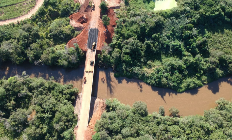 O Departamento de Estradas de Rodagem do Paraná (DER-PR) vai liberar na manhã deste sábado (30) o tráfego sobre a ponte do Rio da Anta, na PR-082. O trecho liga o município de Douradina à Santa Felicidade, distrito de Tapira, no Noroeste do Estado. O local estava totalmente interditado desde 7 de janeiro, quando parte do pavimento da cabeceira da ponte cedeu na altura do km 568 devido às chuvas.  -  Curitiba, 29/03/2019  -  Foto: Divulgação DER