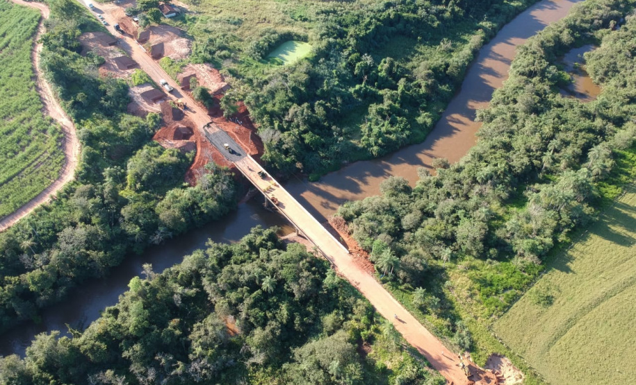 O Departamento de Estradas de Rodagem do Paraná (DER-PR) vai liberar na manhã deste sábado (30) o tráfego sobre a ponte do Rio da Anta, na PR-082. O trecho liga o município de Douradina à Santa Felicidade, distrito de Tapira, no Noroeste do Estado. O local estava totalmente interditado desde 7 de janeiro, quando parte do pavimento da cabeceira da ponte cedeu na altura do km 568 devido às chuvas.  -  Curitiba, 29/03/2019  -  Foto: Divulgação DER