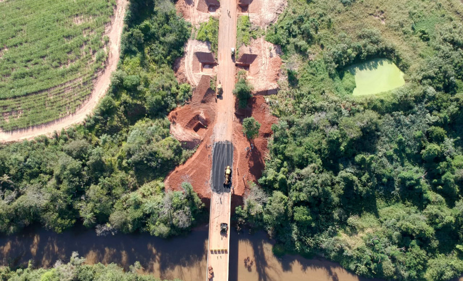 O Departamento de Estradas de Rodagem do Paraná (DER-PR) vai liberar na manhã deste sábado (30) o tráfego sobre a ponte do Rio da Anta, na PR-082. O trecho liga o município de Douradina à Santa Felicidade, distrito de Tapira, no Noroeste do Estado. O local estava totalmente interditado desde 7 de janeiro, quando parte do pavimento da cabeceira da ponte cedeu na altura do km 568 devido às chuvas.  -  Curitiba, 29/03/2019  -  Foto: Divulgação DER