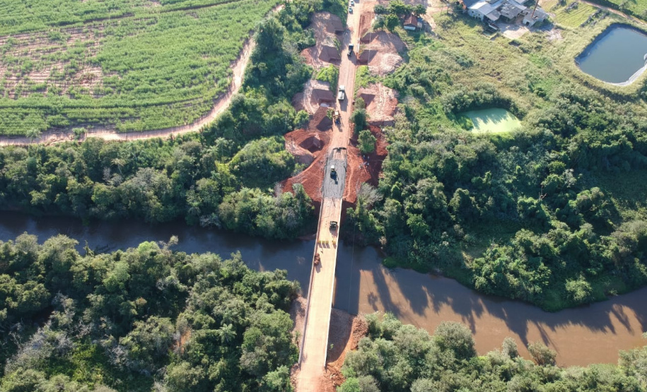 O Departamento de Estradas de Rodagem do Paraná (DER-PR) vai liberar na manhã deste sábado (30) o tráfego sobre a ponte do Rio da Anta, na PR-082. O trecho liga o município de Douradina à Santa Felicidade, distrito de Tapira, no Noroeste do Estado. O local estava totalmente interditado desde 7 de janeiro, quando parte do pavimento da cabeceira da ponte cedeu na altura do km 568 devido às chuvas.  -  Curitiba, 29/03/2019  -  Foto: Divulgação DER