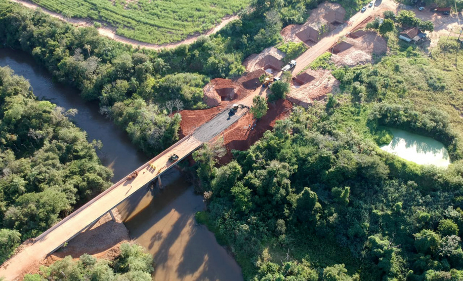 O Departamento de Estradas de Rodagem do Paraná (DER-PR) vai liberar na manhã deste sábado (30) o tráfego sobre a ponte do Rio da Anta, na PR-082. O trecho liga o município de Douradina à Santa Felicidade, distrito de Tapira, no Noroeste do Estado. O local estava totalmente interditado desde 7 de janeiro, quando parte do pavimento da cabeceira da ponte cedeu na altura do km 568 devido às chuvas.  -  Curitiba, 29/03/2019  -  Foto: Divulgação DER