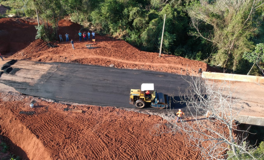 O Departamento de Estradas de Rodagem do Paraná (DER-PR) vai liberar na manhã deste sábado (30) o tráfego sobre a ponte do Rio da Anta, na PR-082. O trecho liga o município de Douradina à Santa Felicidade, distrito de Tapira, no Noroeste do Estado. O local estava totalmente interditado desde 7 de janeiro, quando parte do pavimento da cabeceira da ponte cedeu na altura do km 568 devido às chuvas.  -  Curitiba, 29/03/2019  -  Foto: Divulgação DER