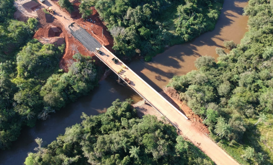 O Departamento de Estradas de Rodagem do Paraná (DER-PR) vai liberar na manhã deste sábado (30) o tráfego sobre a ponte do Rio da Anta, na PR-082. O trecho liga o município de Douradina à Santa Felicidade, distrito de Tapira, no Noroeste do Estado. O local estava totalmente interditado desde 7 de janeiro, quando parte do pavimento da cabeceira da ponte cedeu na altura do km 568 devido às chuvas.  -  Curitiba, 29/03/2019  -  Foto: Divulgação DER