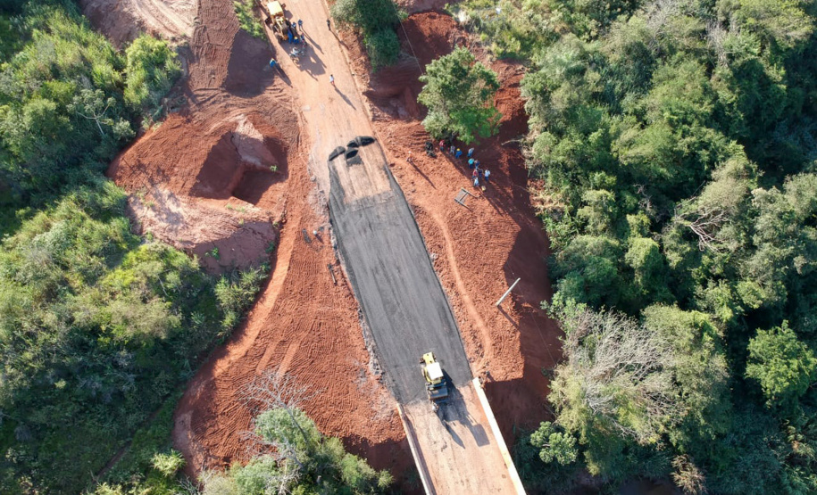 O Departamento de Estradas de Rodagem do Paraná (DER-PR) vai liberar na manhã deste sábado (30) o tráfego sobre a ponte do Rio da Anta, na PR-082. O trecho liga o município de Douradina à Santa Felicidade, distrito de Tapira, no Noroeste do Estado. O local estava totalmente interditado desde 7 de janeiro, quando parte do pavimento da cabeceira da ponte cedeu na altura do km 568 devido às chuvas.  -  Curitiba, 29/03/2019  -  Foto: Divulgação DER