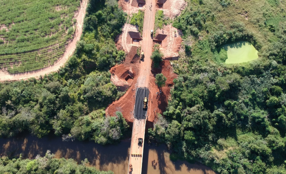 O Departamento de Estradas de Rodagem do Paraná (DER-PR) vai liberar na manhã deste sábado (30) o tráfego sobre a ponte do Rio da Anta, na PR-082. O trecho liga o município de Douradina à Santa Felicidade, distrito de Tapira, no Noroeste do Estado. O local estava totalmente interditado desde 7 de janeiro, quando parte do pavimento da cabeceira da ponte cedeu na altura do km 568 devido às chuvas.  -  Curitiba, 29/03/2019  -  Foto: Divulgação DER