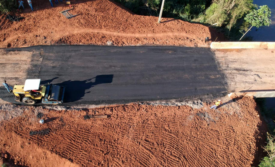 O Departamento de Estradas de Rodagem do Paraná (DER-PR) vai liberar na manhã deste sábado (30) o tráfego sobre a ponte do Rio da Anta, na PR-082. O trecho liga o município de Douradina à Santa Felicidade, distrito de Tapira, no Noroeste do Estado. O local estava totalmente interditado desde 7 de janeiro, quando parte do pavimento da cabeceira da ponte cedeu na altura do km 568 devido às chuvas.  -  Curitiba, 29/03/2019  -  Foto: Divulgação DER