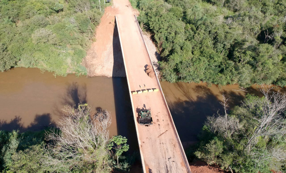 O Departamento de Estradas de Rodagem do Paraná (DER-PR) vai liberar na manhã deste sábado (30) o tráfego sobre a ponte do Rio da Anta, na PR-082. O trecho liga o município de Douradina à Santa Felicidade, distrito de Tapira, no Noroeste do Estado. O local estava totalmente interditado desde 7 de janeiro, quando parte do pavimento da cabeceira da ponte cedeu na altura do km 568 devido às chuvas.  -  Curitiba, 29/03/2019  -  Foto: Divulgação DER