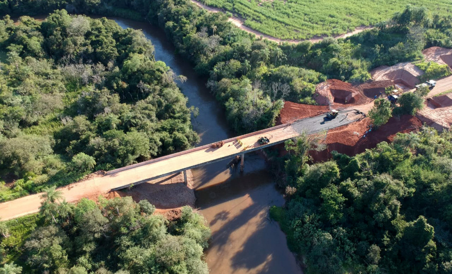 O Departamento de Estradas de Rodagem do Paraná (DER-PR) vai liberar na manhã deste sábado (30) o tráfego sobre a ponte do Rio da Anta, na PR-082. O trecho liga o município de Douradina à Santa Felicidade, distrito de Tapira, no Noroeste do Estado. O local estava totalmente interditado desde 7 de janeiro, quando parte do pavimento da cabeceira da ponte cedeu na altura do km 568 devido às chuvas.  -  Curitiba, 29/03/2019  -  Foto: Divulgação DER
