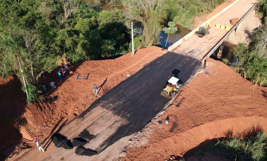 O Departamento de Estradas de Rodagem do Paraná (DER-PR) vai liberar na manhã deste sábado (30) o tráfego sobre a ponte do Rio da Anta, na PR-082. O trecho liga o município de Douradina à Santa Felicidade, distrito de Tapira, no Noroeste do Estado. O local estava totalmente interditado desde 7 de janeiro, quando parte do pavimento da cabeceira da ponte cedeu na altura do km 568 devido às chuvas.  -  Curitiba, 29/03/2019  -  Foto: Divulgação DER