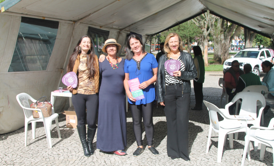 A ação da Secretaria da Justiça, Família e Trabalho em comemoração ao aniversário de Curitiba, em parceria com o 27º Batalhão Logístico do Exército Brasileiro, Polícia Militar, Sanepar e Rotary, realizou cerca de dois mil atendimentos na Praça Rui Barbosa, no centro da capital, nesta sexta-feira (29/03).  -  Curitiba, 29/03/2019  -  Foto: Divulgação SEJUF