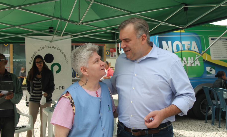 A ação da Secretaria da Justiça, Família e Trabalho em comemoração ao aniversário de Curitiba, em parceria com o 27º Batalhão Logístico do Exército Brasileiro, Polícia Militar, Sanepar e Rotary, realizou cerca de dois mil atendimentos na Praça Rui Barbosa, no centro da capital, nesta sexta-feira (29/03).  -  Curitiba, 29/03/2019  -  Foto: Divulgação SEJUF