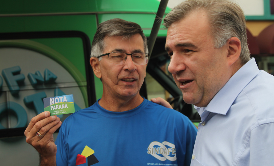 A ação da Secretaria da Justiça, Família e Trabalho em comemoração ao aniversário de Curitiba, em parceria com o 27º Batalhão Logístico do Exército Brasileiro, Polícia Militar, Sanepar e Rotary, realizou cerca de dois mil atendimentos na Praça Rui Barbosa, no centro da capital, nesta sexta-feira (29/03).  -  Curitiba, 29/03/2019  -  Foto: Divulgação SEJUF