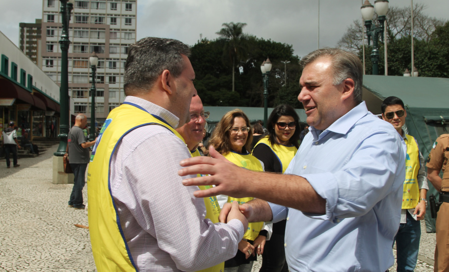 A ação da Secretaria da Justiça, Família e Trabalho em comemoração ao aniversário de Curitiba, em parceria com o 27º Batalhão Logístico do Exército Brasileiro, Polícia Militar, Sanepar e Rotary, realizou cerca de dois mil atendimentos na Praça Rui Barbosa, no centro da capital, nesta sexta-feira (29/03).  -  Curitiba, 29/03/2019  -  Foto: Divulgação SEJUF