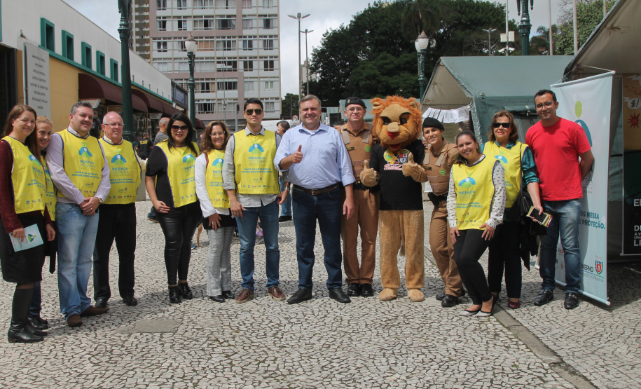 A ação da Secretaria da Justiça, Família e Trabalho em comemoração ao aniversário de Curitiba, em parceria com o 27º Batalhão Logístico do Exército Brasileiro, Polícia Militar, Sanepar e Rotary, realizou cerca de dois mil atendimentos na Praça Rui Barbosa, no centro da capital, nesta sexta-feira (29/03).  -  Curitiba, 29/03/2019  -  Foto: Divulgação SEJUF
