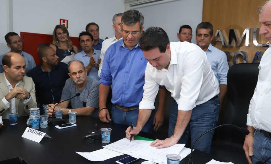 Pavimentação asfáltica, pista de caminhada e aquisição de equipamentos e veículos são algumas das ações que oito municípios do Noroeste do Paraná farão com recursos do Governo do Estado. O governador Carlos Massa Ratinho Junior esteve nesta sexta-feira (29) na sede da Associação dos Municípios do Setentrião Paranaense (Amusep), em Maringá, e homologou e autorizou editais de licitação que somam R$ 5,39 milhões. - Maringá, 29/03/2019 - Foto: Rodrigo Félix Leal/ANPr