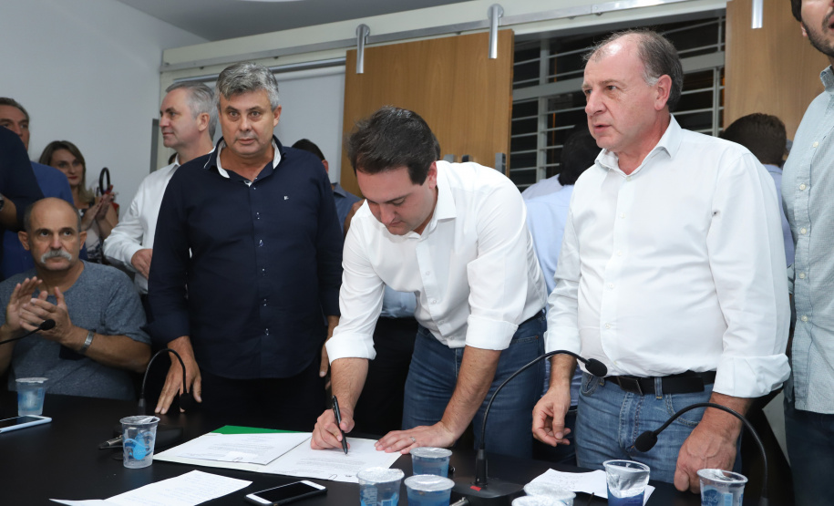 Pavimentação asfáltica, pista de caminhada e aquisição de equipamentos e veículos são algumas das ações que oito municípios do Noroeste do Paraná farão com recursos do Governo do Estado. O governador Carlos Massa Ratinho Junior esteve nesta sexta-feira (29) na sede da Associação dos Municípios do Setentrião Paranaense (Amusep), em Maringá, e homologou e autorizou editais de licitação que somam R$ 5,39 milhões. - Maringá, 29/03/2019 - Foto: Rodrigo Félix Leal/ANPr