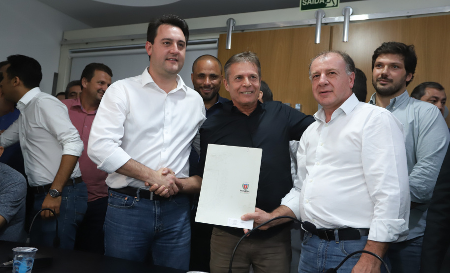 Pavimentação asfáltica, pista de caminhada e aquisição de equipamentos e veículos são algumas das ações que oito municípios do Noroeste do Paraná farão com recursos do Governo do Estado. O governador Carlos Massa Ratinho Junior esteve nesta sexta-feira (29) na sede da Associação dos Municípios do Setentrião Paranaense (Amusep), em Maringá, e homologou e autorizou editais de licitação que somam R$ 5,39 milhões. - Maringá, 29/03/2019 - Foto: Rodrigo Félix Leal/ANPr