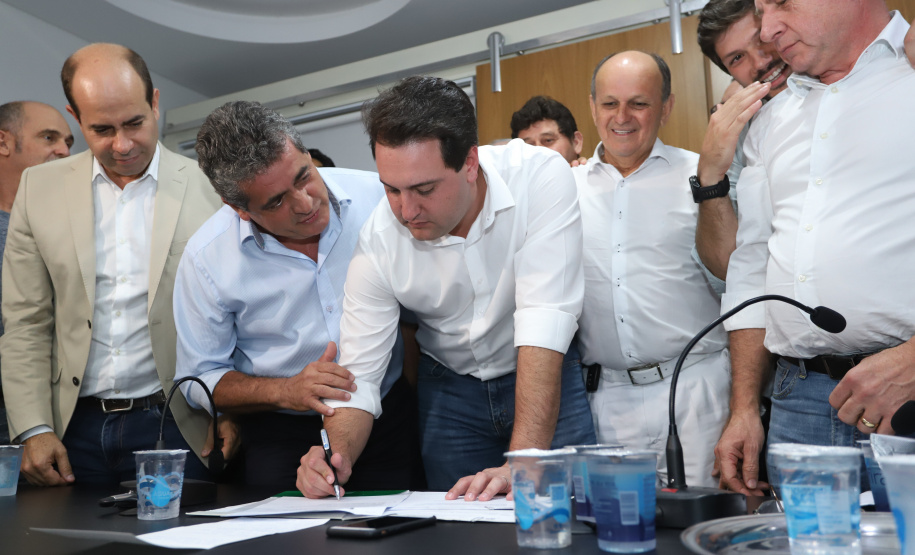 Pavimentação asfáltica, pista de caminhada e aquisição de equipamentos e veículos são algumas das ações que oito municípios do Noroeste do Paraná farão com recursos do Governo do Estado. O governador Carlos Massa Ratinho Junior esteve nesta sexta-feira (29) na sede da Associação dos Municípios do Setentrião Paranaense (Amusep), em Maringá, e homologou e autorizou editais de licitação que somam R$ 5,39 milhões. - Maringá, 29/03/2019 - Foto: Rodrigo Félix Leal/ANPr