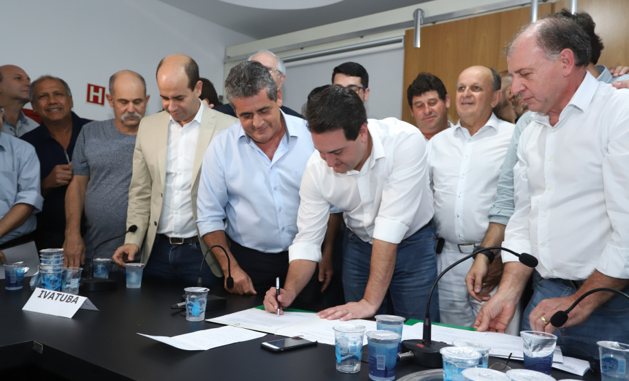 Pavimentação asfáltica, pista de caminhada e aquisição de equipamentos e veículos são algumas das ações que oito municípios do Noroeste do Paraná farão com recursos do Governo do Estado. O governador Carlos Massa Ratinho Junior esteve nesta sexta-feira (29) na sede da Associação dos Municípios do Setentrião Paranaense (Amusep), em Maringá, e homologou e autorizou editais de licitação que somam R$ 5,39 milhões. - Maringá, 29/03/2019 - Foto: Rodrigo Félix Leal/ANPr