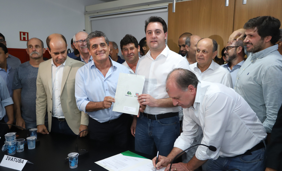 Pavimentação asfáltica, pista de caminhada e aquisição de equipamentos e veículos são algumas das ações que oito municípios do Noroeste do Paraná farão com recursos do Governo do Estado. O governador Carlos Massa Ratinho Junior esteve nesta sexta-feira (29) na sede da Associação dos Municípios do Setentrião Paranaense (Amusep), em Maringá, e homologou e autorizou editais de licitação que somam R$ 5,39 milhões. - Maringá, 29/03/2019 - Foto: Rodrigo Félix Leal/ANPr