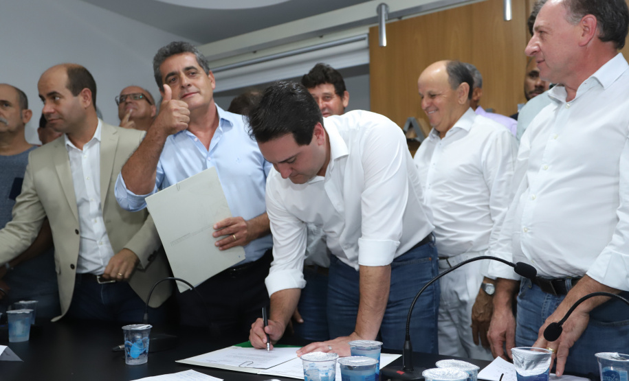 Pavimentação asfáltica, pista de caminhada e aquisição de equipamentos e veículos são algumas das ações que oito municípios do Noroeste do Paraná farão com recursos do Governo do Estado. O governador Carlos Massa Ratinho Junior esteve nesta sexta-feira (29) na sede da Associação dos Municípios do Setentrião Paranaense (Amusep), em Maringá, e homologou e autorizou editais de licitação que somam R$ 5,39 milhões. - Maringá, 29/03/2019 - Foto: Rodrigo Félix Leal/ANPr