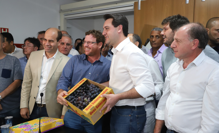 Pavimentação asfáltica, pista de caminhada e aquisição de equipamentos e veículos são algumas das ações que oito municípios do Noroeste do Paraná farão com recursos do Governo do Estado. O governador Carlos Massa Ratinho Junior esteve nesta sexta-feira (29) na sede da Associação dos Municípios do Setentrião Paranaense (Amusep), em Maringá, e homologou e autorizou editais de licitação que somam R$ 5,39 milhões. - Maringá, 29/03/2019 - Foto: Rodrigo Félix Leal/ANPr