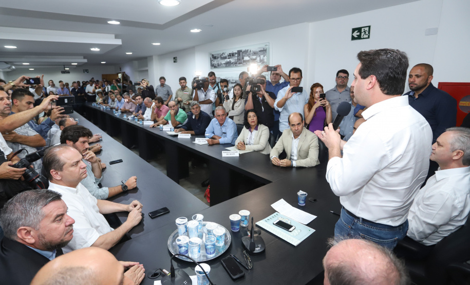 Pavimentação asfáltica, pista de caminhada e aquisição de equipamentos e veículos são algumas das ações que oito municípios do Noroeste do Paraná farão com recursos do Governo do Estado. O governador Carlos Massa Ratinho Junior esteve nesta sexta-feira (29) na sede da Associação dos Municípios do Setentrião Paranaense (Amusep), em Maringá, e homologou e autorizou editais de licitação que somam R$ 5,39 milhões. - Maringá, 29/03/2019 - Foto: Rodrigo Félix Leal/ANPr