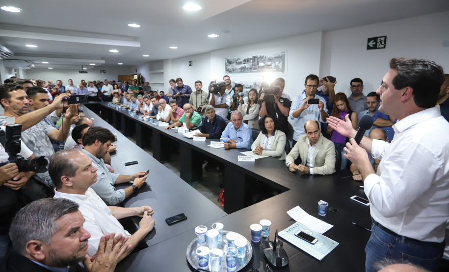 Pavimentação asfáltica, pista de caminhada e aquisição de equipamentos e veículos são algumas das ações que oito municípios do Noroeste do Paraná farão com recursos do Governo do Estado. O governador Carlos Massa Ratinho Junior esteve nesta sexta-feira (29) na sede da Associação dos Municípios do Setentrião Paranaense (Amusep), em Maringá, e homologou e autorizou editais de licitação que somam R$ 5,39 milhões. - Maringá, 29/03/2019 - Foto: Rodrigo Félix Leal/ANPr