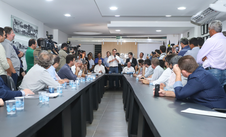 Pavimentação asfáltica, pista de caminhada e aquisição de equipamentos e veículos são algumas das ações que oito municípios do Noroeste do Paraná farão com recursos do Governo do Estado. O governador Carlos Massa Ratinho Junior esteve nesta sexta-feira (29) na sede da Associação dos Municípios do Setentrião Paranaense (Amusep), em Maringá, e homologou e autorizou editais de licitação que somam R$ 5,39 milhões. - Maringá, 29/03/2019 - Foto: Rodrigo Félix Leal/ANPr