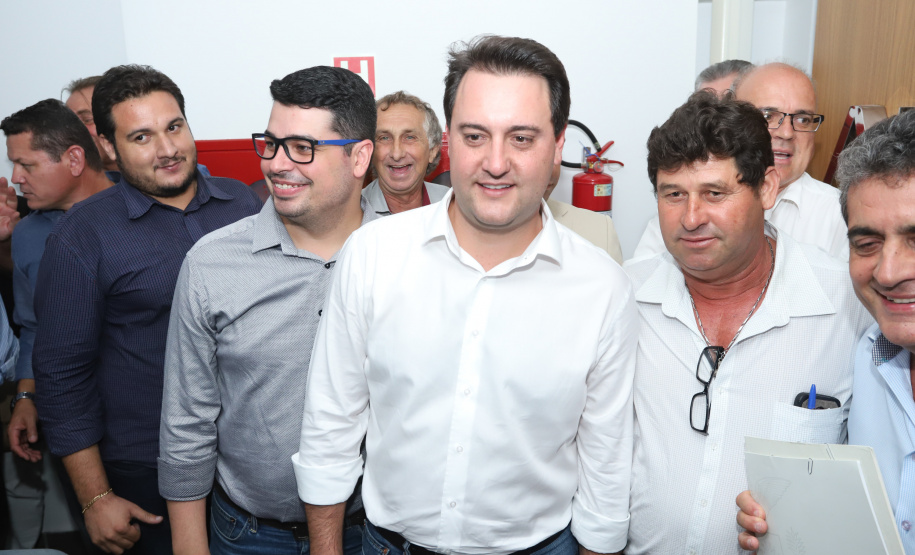 Pavimentação asfáltica, pista de caminhada e aquisição de equipamentos e veículos são algumas das ações que oito municípios do Noroeste do Paraná farão com recursos do Governo do Estado. O governador Carlos Massa Ratinho Junior esteve nesta sexta-feira (29) na sede da Associação dos Municípios do Setentrião Paranaense (Amusep), em Maringá, e homologou e autorizou editais de licitação que somam R$ 5,39 milhões. - Maringá, 29/03/2019 - Foto: Rodrigo Félix Leal/ANPr