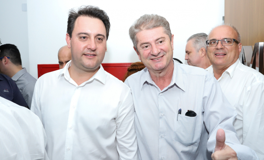 Pavimentação asfáltica, pista de caminhada e aquisição de equipamentos e veículos são algumas das ações que oito municípios do Noroeste do Paraná farão com recursos do Governo do Estado. O governador Carlos Massa Ratinho Junior esteve nesta sexta-feira (29) na sede da Associação dos Municípios do Setentrião Paranaense (Amusep), em Maringá, e homologou e autorizou editais de licitação que somam R$ 5,39 milhões. - Maringá, 29/03/2019 - Foto: Rodrigo Félix Leal/ANPr