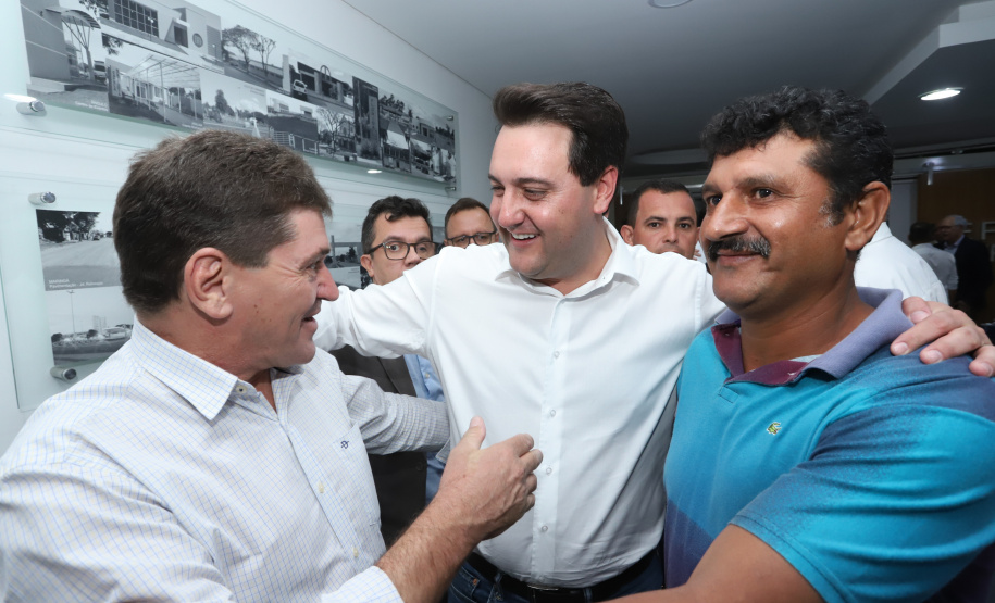 Pavimentação asfáltica, pista de caminhada e aquisição de equipamentos e veículos são algumas das ações que oito municípios do Noroeste do Paraná farão com recursos do Governo do Estado. O governador Carlos Massa Ratinho Junior esteve nesta sexta-feira (29) na sede da Associação dos Municípios do Setentrião Paranaense (Amusep), em Maringá, e homologou e autorizou editais de licitação que somam R$ 5,39 milhões. - Maringá, 29/03/2019 - Foto: Rodrigo Félix Leal/ANPr