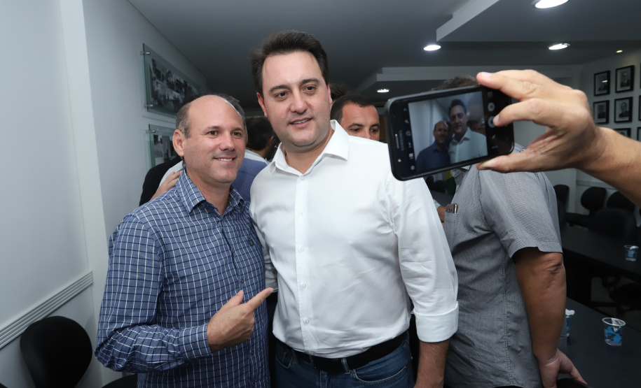 Pavimentação asfáltica, pista de caminhada e aquisição de equipamentos e veículos são algumas das ações que oito municípios do Noroeste do Paraná farão com recursos do Governo do Estado. O governador Carlos Massa Ratinho Junior esteve nesta sexta-feira (29) na sede da Associação dos Municípios do Setentrião Paranaense (Amusep), em Maringá, e homologou e autorizou editais de licitação que somam R$ 5,39 milhões. - Maringá, 29/03/2019 - Foto: Rodrigo Félix Leal/ANPr