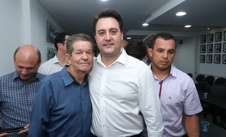 Pavimentação asfáltica, pista de caminhada e aquisição de equipamentos e veículos são algumas das ações que oito municípios do Noroeste do Paraná farão com recursos do Governo do Estado. O governador Carlos Massa Ratinho Junior esteve nesta sexta-feira (29) na sede da Associação dos Municípios do Setentrião Paranaense (Amusep), em Maringá, e homologou e autorizou editais de licitação que somam R$ 5,39 milhões. - Maringá, 29/03/2019 - Foto: Rodrigo Félix Leal/ANPr