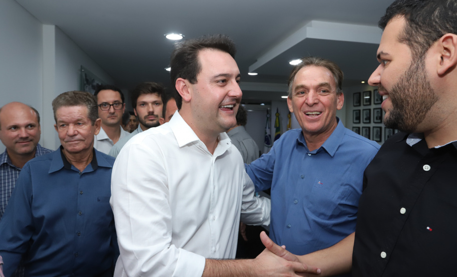 Pavimentação asfáltica, pista de caminhada e aquisição de equipamentos e veículos são algumas das ações que oito municípios do Noroeste do Paraná farão com recursos do Governo do Estado. O governador Carlos Massa Ratinho Junior esteve nesta sexta-feira (29) na sede da Associação dos Municípios do Setentrião Paranaense (Amusep), em Maringá, e homologou e autorizou editais de licitação que somam R$ 5,39 milhões. - Maringá, 29/03/2019 - Foto: Rodrigo Félix Leal/ANPr