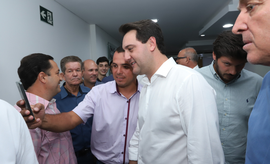 Pavimentação asfáltica, pista de caminhada e aquisição de equipamentos e veículos são algumas das ações que oito municípios do Noroeste do Paraná farão com recursos do Governo do Estado. O governador Carlos Massa Ratinho Junior esteve nesta sexta-feira (29) na sede da Associação dos Municípios do Setentrião Paranaense (Amusep), em Maringá, e homologou e autorizou editais de licitação que somam R$ 5,39 milhões. - Maringá, 29/03/2019 - Foto: Rodrigo Félix Leal/ANPr