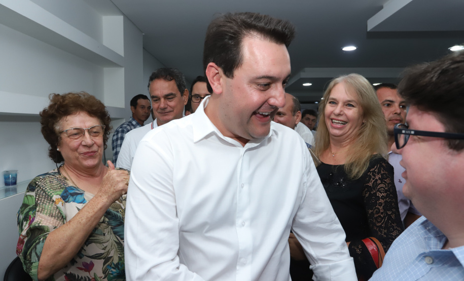 Pavimentação asfáltica, pista de caminhada e aquisição de equipamentos e veículos são algumas das ações que oito municípios do Noroeste do Paraná farão com recursos do Governo do Estado. O governador Carlos Massa Ratinho Junior esteve nesta sexta-feira (29) na sede da Associação dos Municípios do Setentrião Paranaense (Amusep), em Maringá, e homologou e autorizou editais de licitação que somam R$ 5,39 milhões. - Maringá, 29/03/2019 - Foto: Rodrigo Félix Leal/ANPr